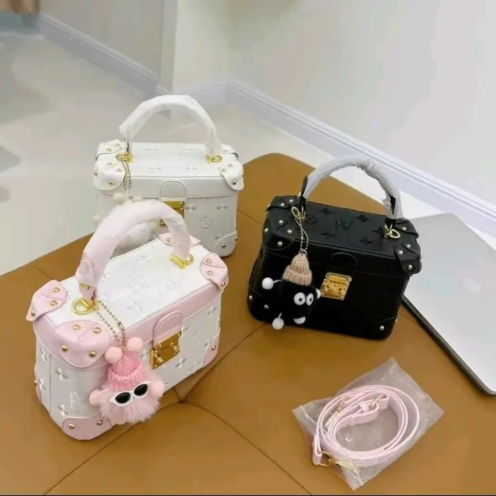 Túi Cốp Hộp Vuông hottend (có kèm móc gấu) Bag Nữ Kem Nhung