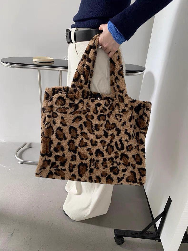Product Introduction of กระเป๋าถือ ลายเสือดาว ความจุมาก เหมาะสำหรับนักศึกษาวิทยาลัย กระเป๋าพร็อพผ้ากำมะหยี่ กระเป๋าโท้ทขนแกะ อเนกประสงค์ มาใหม่สำหรับฤดูใบไม้ร่วงและฤดูหนาวปี 2024 7