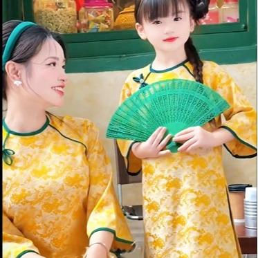 SÉT ÁO DÀI MẸ BÉ  VÀNG GẤM ĐỦ SIZE THÊU HOA ĐÍNH NƠ NGỌC TRAI SANG TRỌNG- ĐẸP XNH - MÃ TX037 5