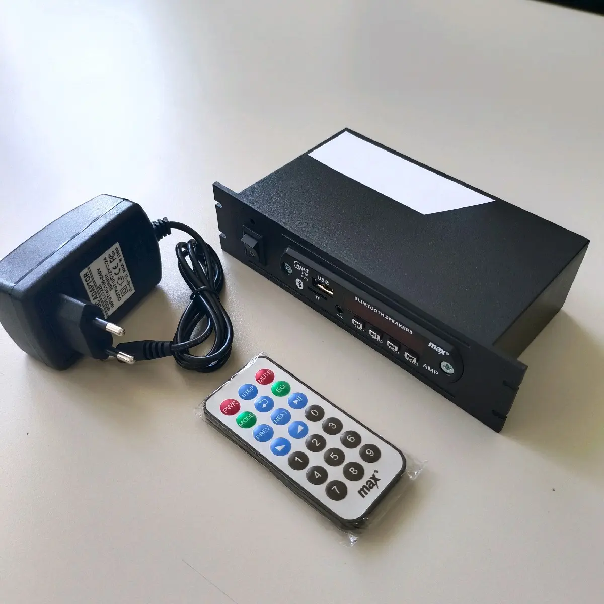 Amplifier 12v input lengkap Bluetooth, kartu memori, USB, AUX, mp3 dan radio.  Bisa langsung sambung ke speaker pasif Adaptor