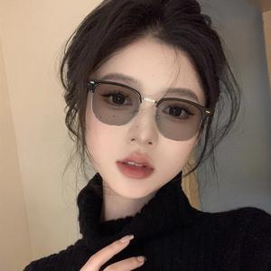 แว่นตาสายตาสั้น สไตล์เรโทร สำหรับนักเรียน กรอบครึ่งคิ้ว สีฟ้า ป้องกันแสง เปลี่ยนสี ไม่มีเกรด ทันสมัย