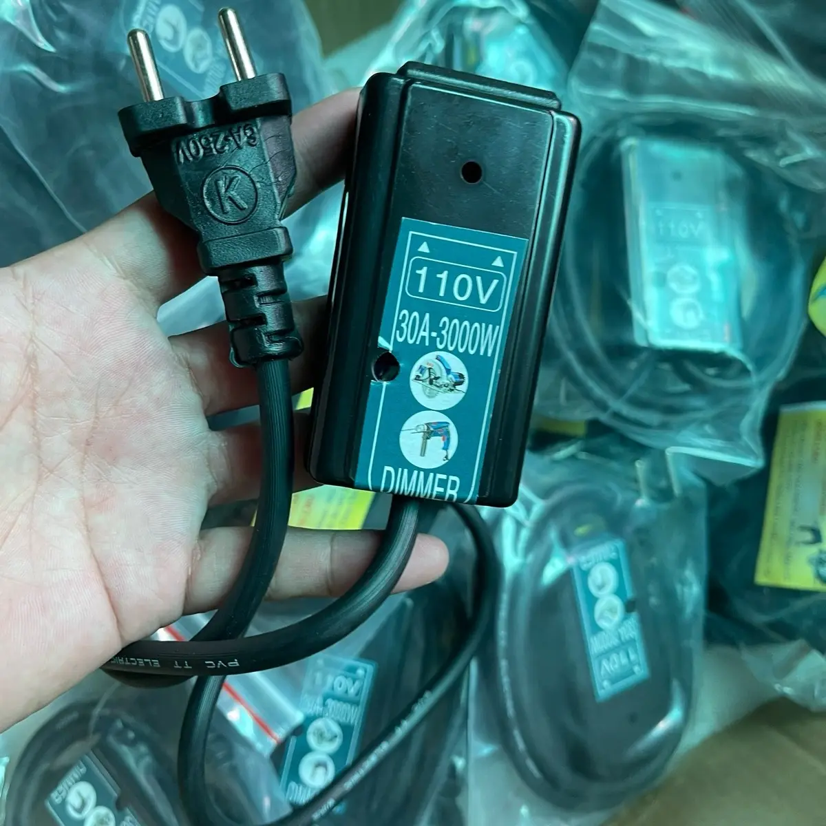 Cục chuyển nguồn 220v-110v dùng cho máy cơ công suất 50-100w
