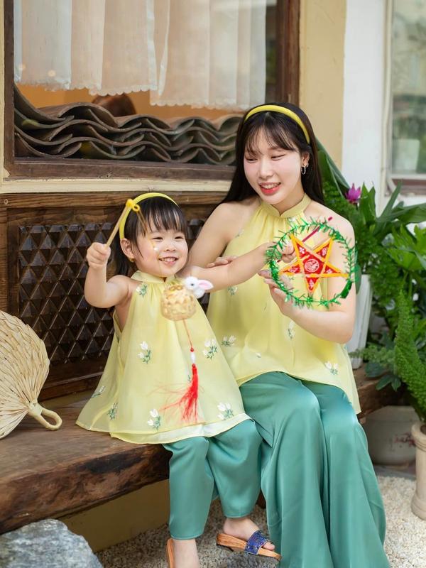Set yếm mẹ con vàng lông gà thêu nhẹ nhàng xinh xỉu 0