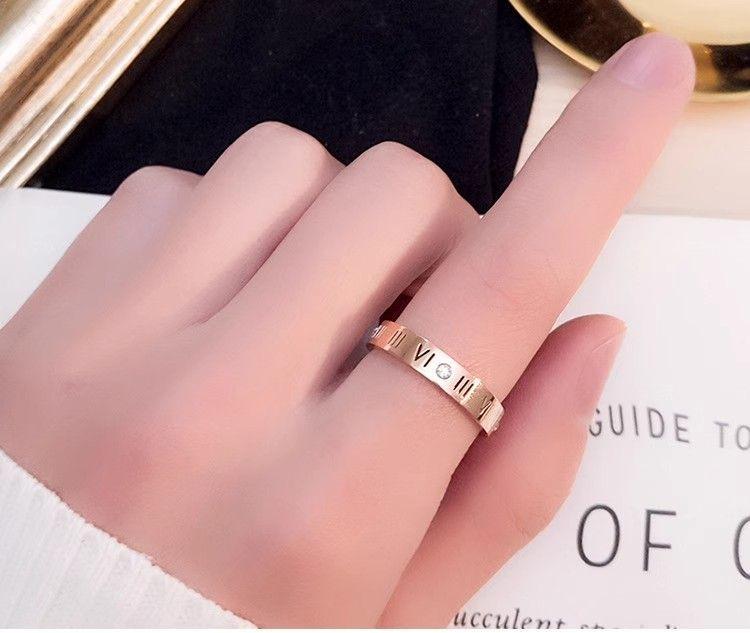 Product Introduction of Cincin Wanita, Mewah Mampu Milik, Personaliti Berlian Berongga, Angka Rom, Cincin Pasangan, Untuk Lelaki dan Wanita, Baharu pada 2025 Jewelry Rings 13