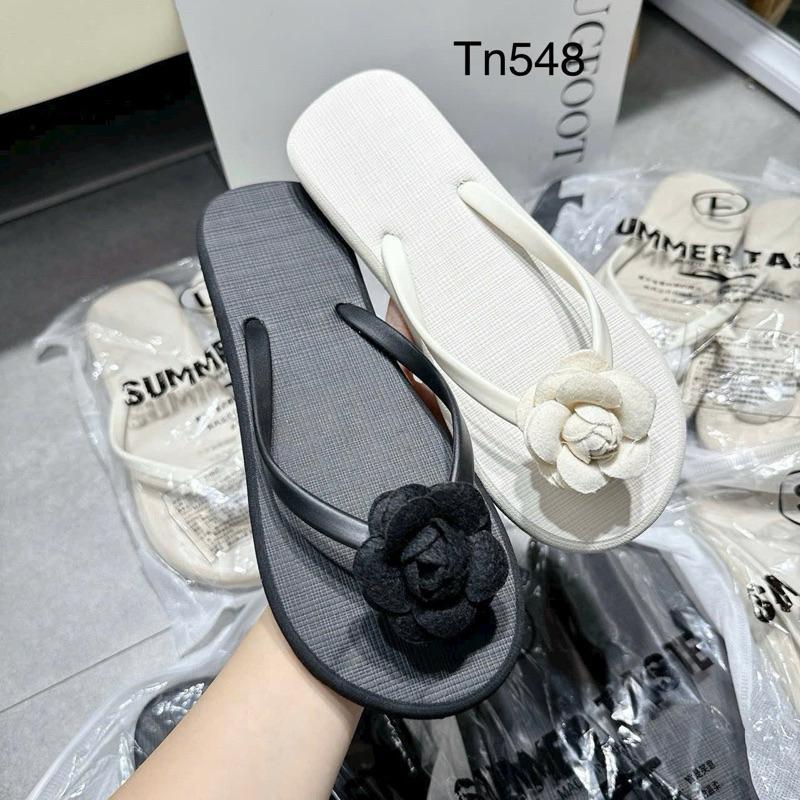 Dép Đi Biển Dép Xỏ Ngón Q1 Đính Hoa Dép Tông Gắn Charm 3D Đế Mềm Không Đau Chân Hàng QC DéP Nữ