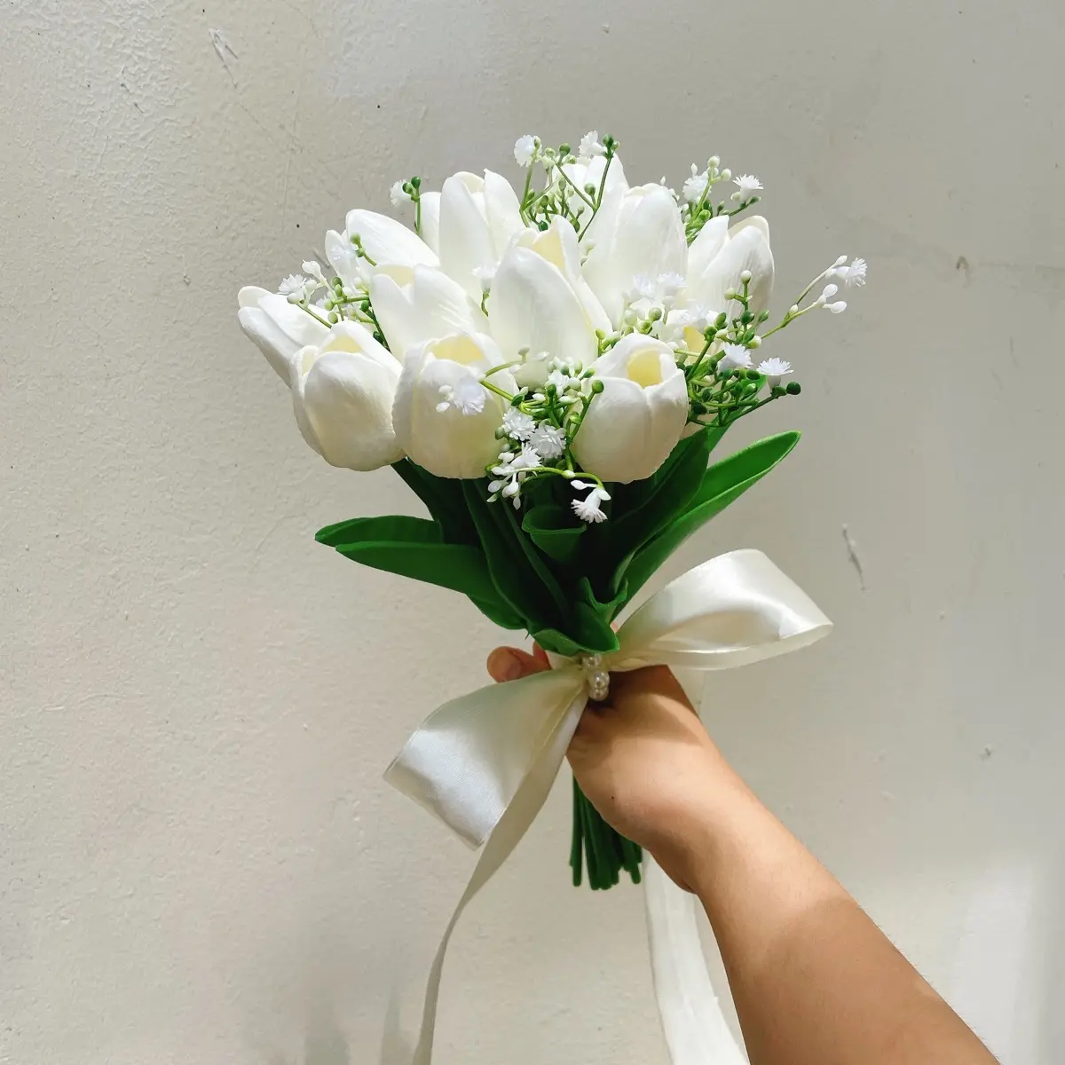 Hoa cưới cầm tay cô dâu hoa Tulip điểm baby