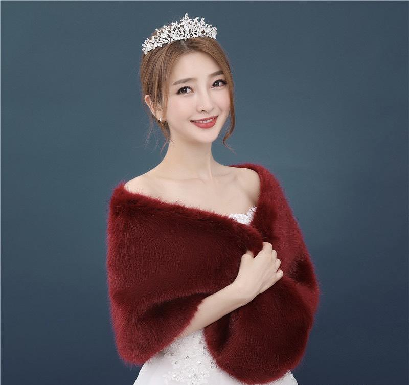 {Thanh An Dress} khoăn choàng lông mềm mại kết hợp với đầm dạ hội rất phù hợp