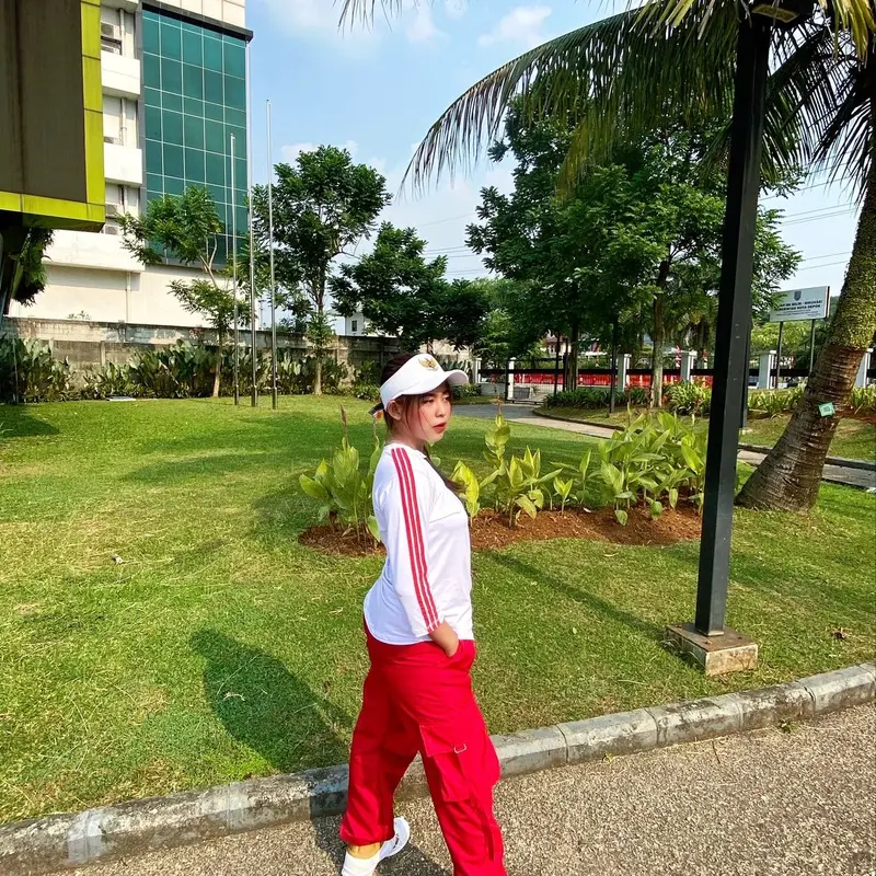 Setelan Senam Olahraga 1Set Mix Atasan N Putih Lis Merah dan Celana Cargo Harajuku Merah 3