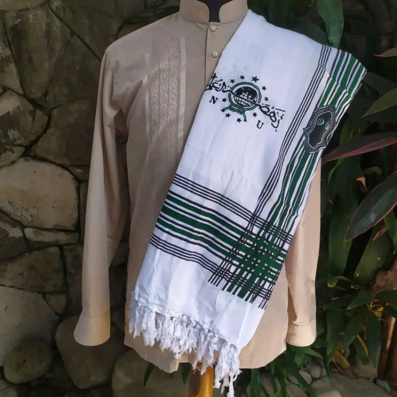 putih hijau terompah nu