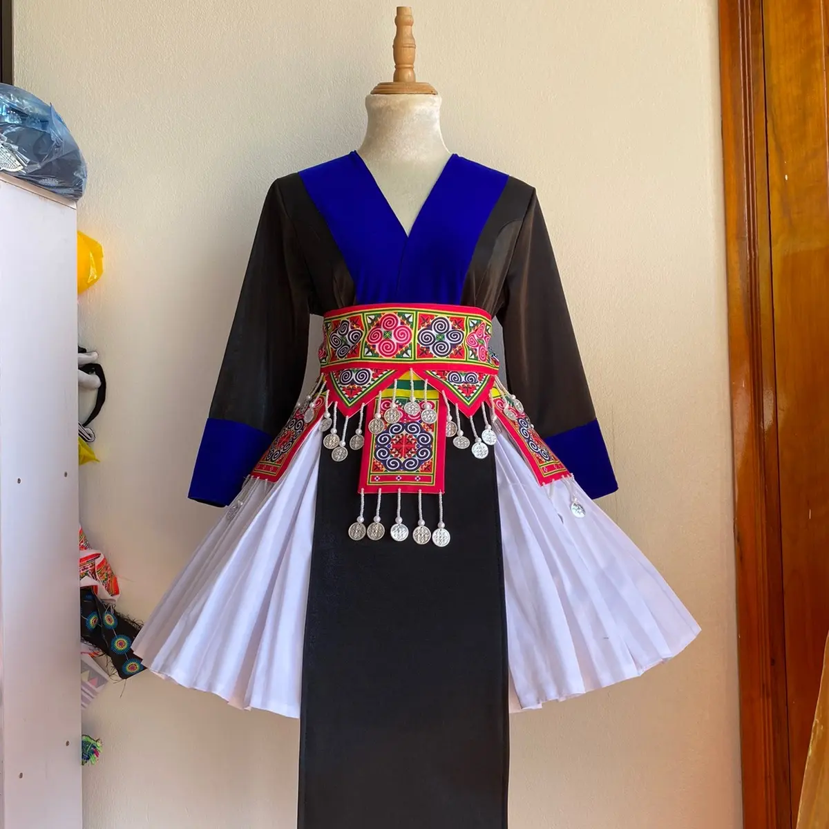 Nkaub Ncaws Hmoob+ cả dây lưng