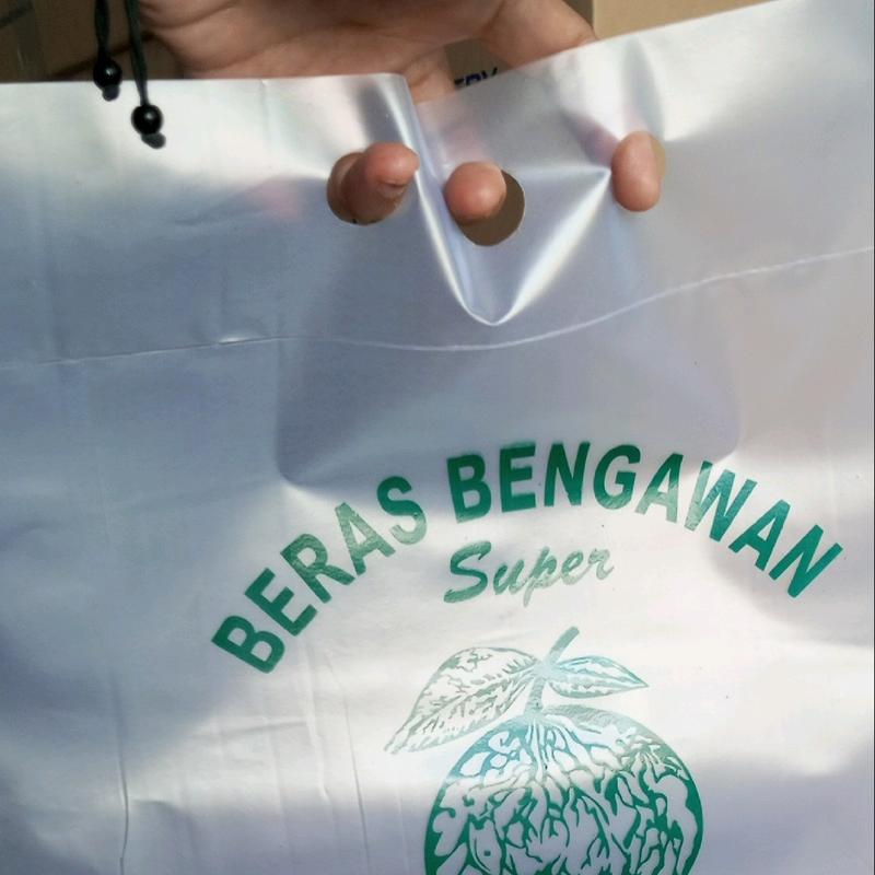 50 pcs plastik beras 5kg  dgn tentengan gambar melon dan rajalele (isi 50pcs) 1