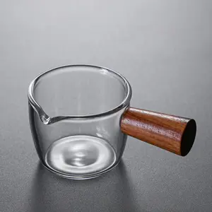 Gelas Milk Jug Pitcher Kaca Borosilikat Tahan Panas & Dingin dengan Handle Kayu Ergonomis – Desain Moncong Presisi untuk Menuang Susu, Sirup - 50 ml