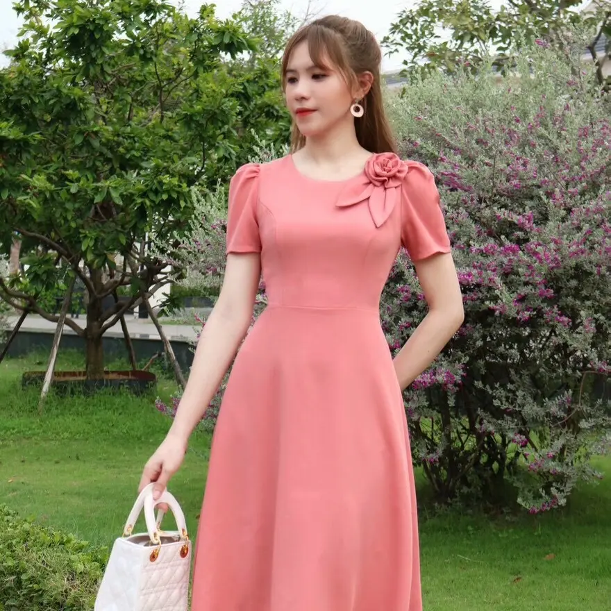 ÁO ĐỎ CỔ TRÒN CÓ HOA TRÊN NGỰC