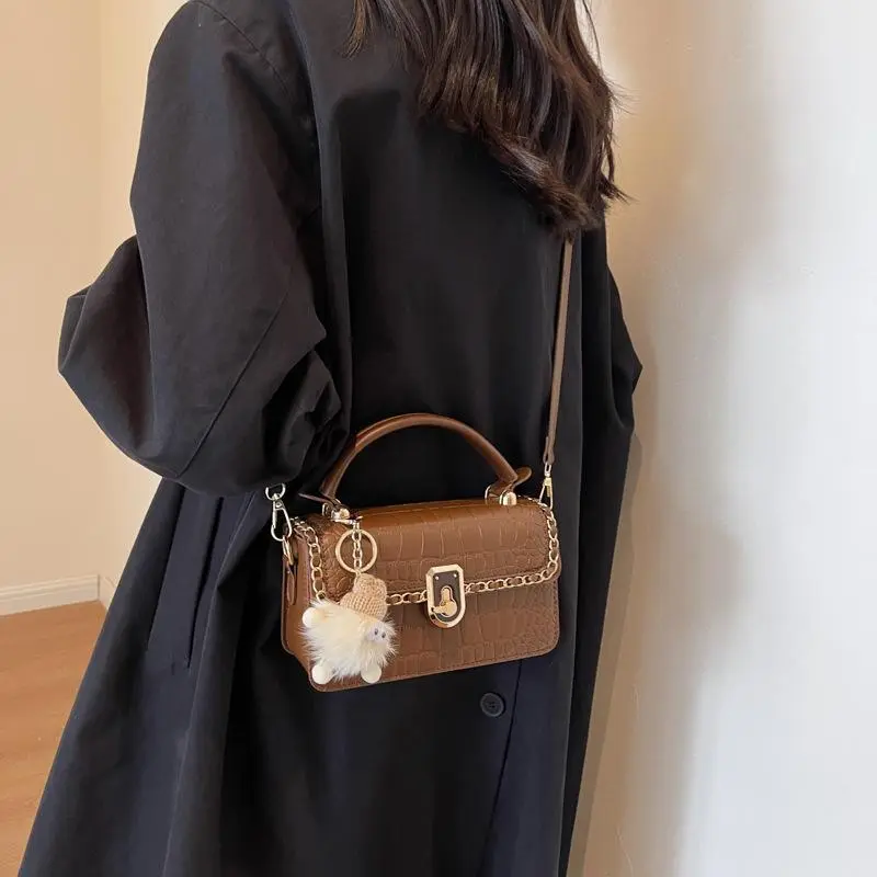 Product Introduction of SIZE:20X12X7   Xinyi Bag Túi Xách Nữ Đeo Chéo Hình Hộp Da Viền Dây Xích Kèm Gấu Bông Đi Tiệc Đi Chơi Phong Cách Hàn Quốc 2023_Quảng Châu Bag Kem tui  qc 4