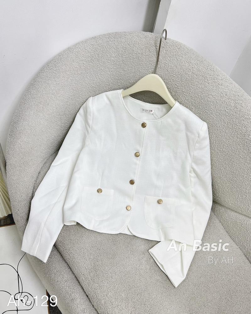 Product Introduction of Áo khoác dạ tweed cúc đồng cổ tròn dáng lửng by Lily 3