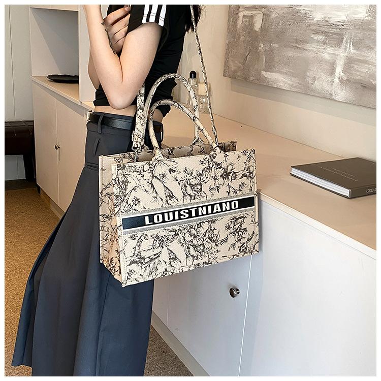 Product Introduction of Trendy Large Capacity Tote Bag for Women 2025 New Fashion Canvas Shoulder Handbag Tote Bag Niche Handbag Wholesale 7