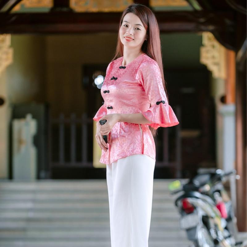 SÉT ÁO LẺ  BÀ BA,TAY LOE,, ÁO GẤM 2 DA,HOA VĂN ,QUẦN BẢN LƯNG PHÍA SAU, KẾT HƠP TÚI TRONG, PHONG CÁCH LỊCH LÃM , HIỆN ĐẠI MẪU MỚI NHẤT, TẶNG KÈM 1 CỘT TÓC XINH Nữ Kem Women Nhung 2