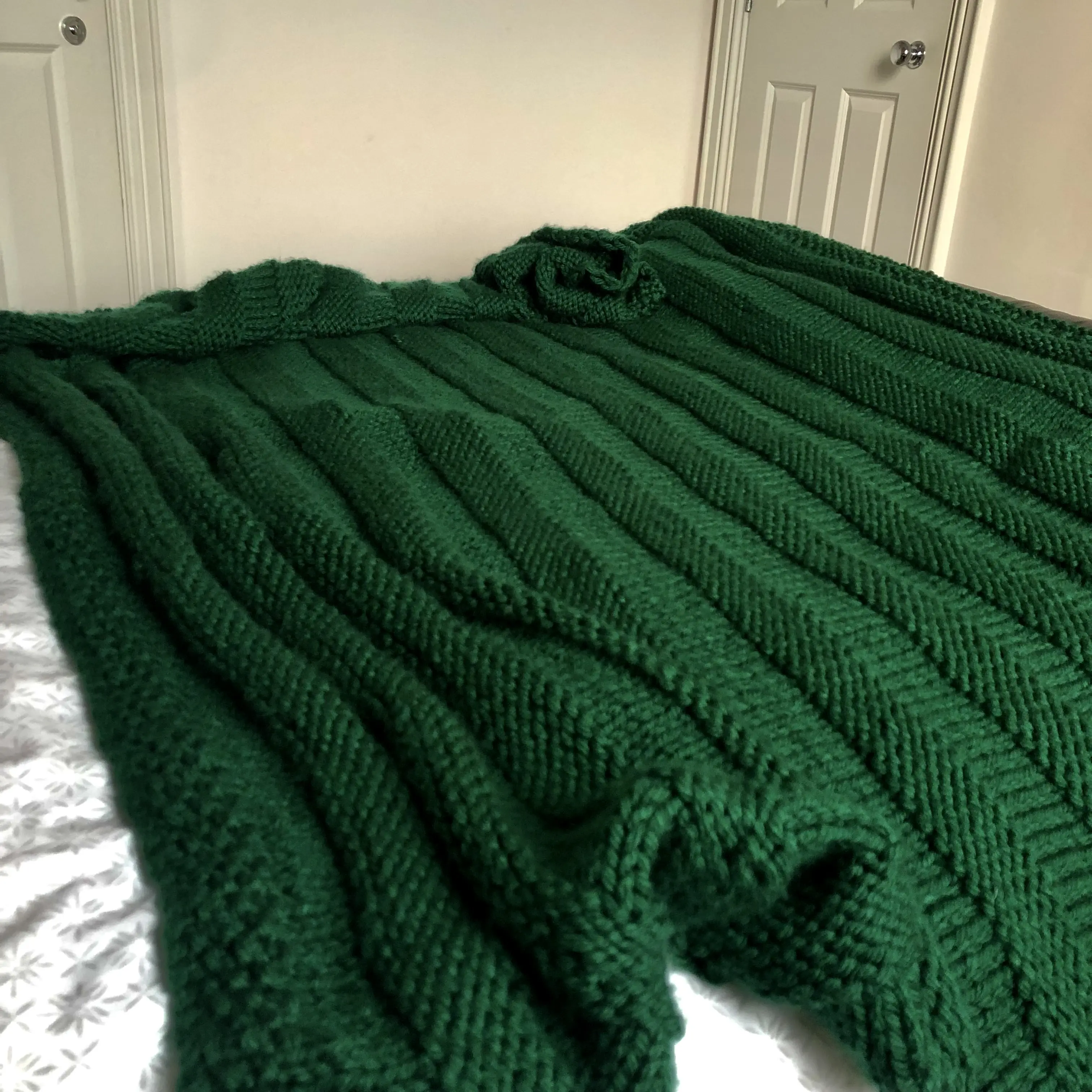 Emerald Green Chunky Hand Knitted Blanket - Vegan Friendly & Super Warm - Perfect for Sofa or Bed