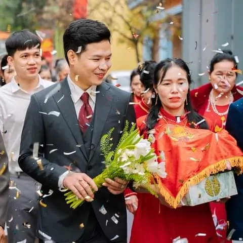 MUA  COMBO 12 ỐNG GIẤY HOA ĐĂNG TẶNG 10 CHIẾC KHẨU TRANG 5D   Ống giấy 80cm mẫu  kim tuyến ,kiểu vặn van dùng cho Đám cưới Tiệc Nhiều màu sắc 5