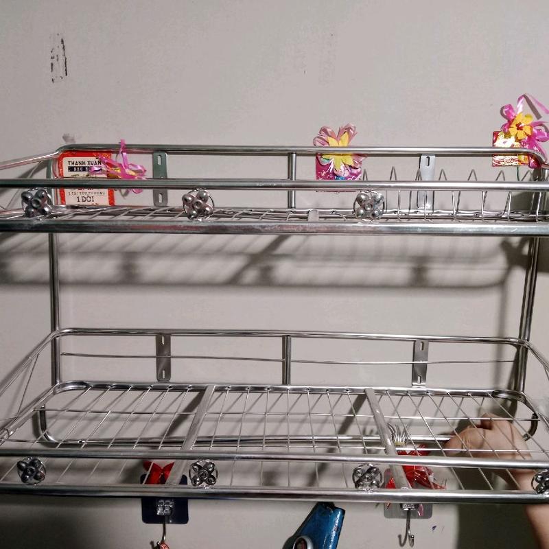 Kệ chén treo 2 tầng inox có úp đĩa, có móc treo xoong chảo. bát