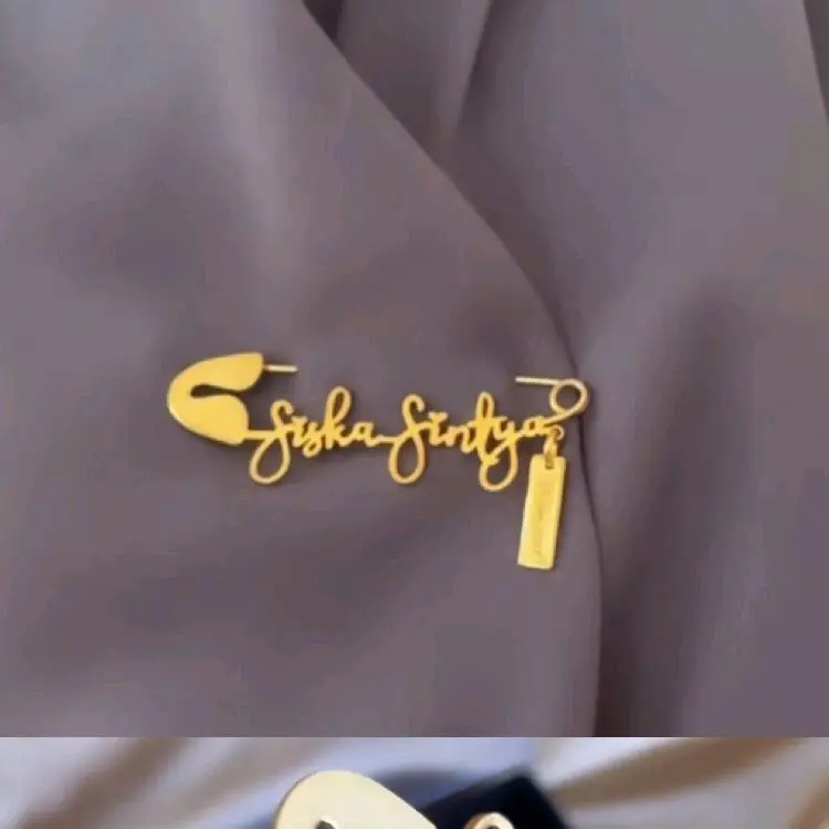 (Beli 1 Bonus 1 Cincin Titanium) Bros nama model peniti // bisa request nama anda Emas Kuning - Silver Aksesoris Elegan 2