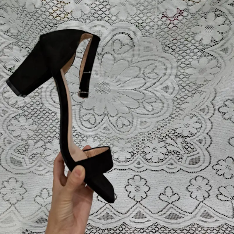 (có sẵn)Giày sandal cao gót big size nữ 40 41 42 43 quai ngang thời trang màu đen gót vuông mũi vuông cao 7 phân DéP Shoes 3