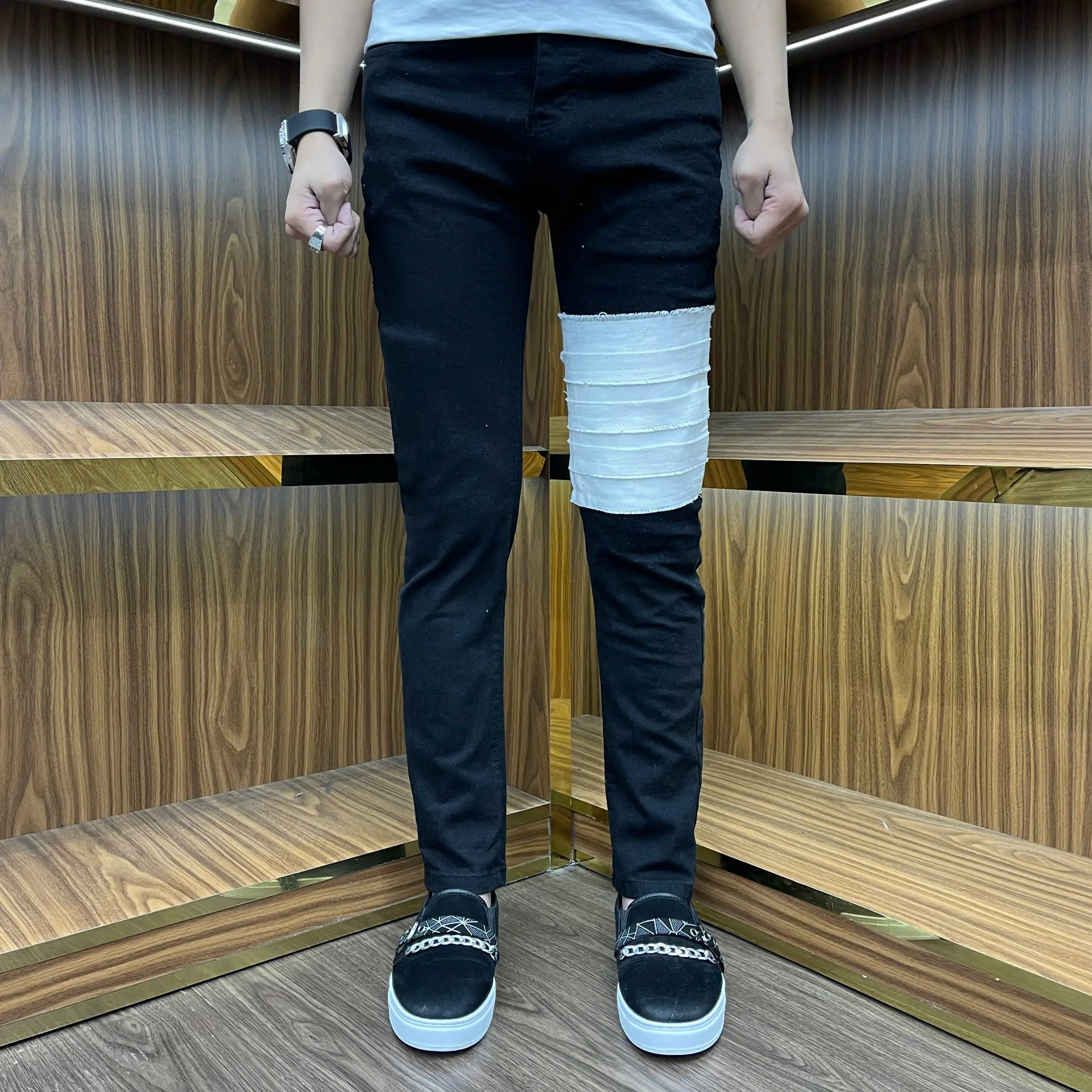 quần jeans nam đen trơn khuyết tật trắng đùi bốn cúc