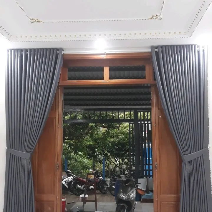 Rèm cửa vải gấm trơn  xám ghi trì cản nắng cản sáng 95%, họa tiết vân gỗ, may xỏ khoen, tính giá theo m căng thẳng
