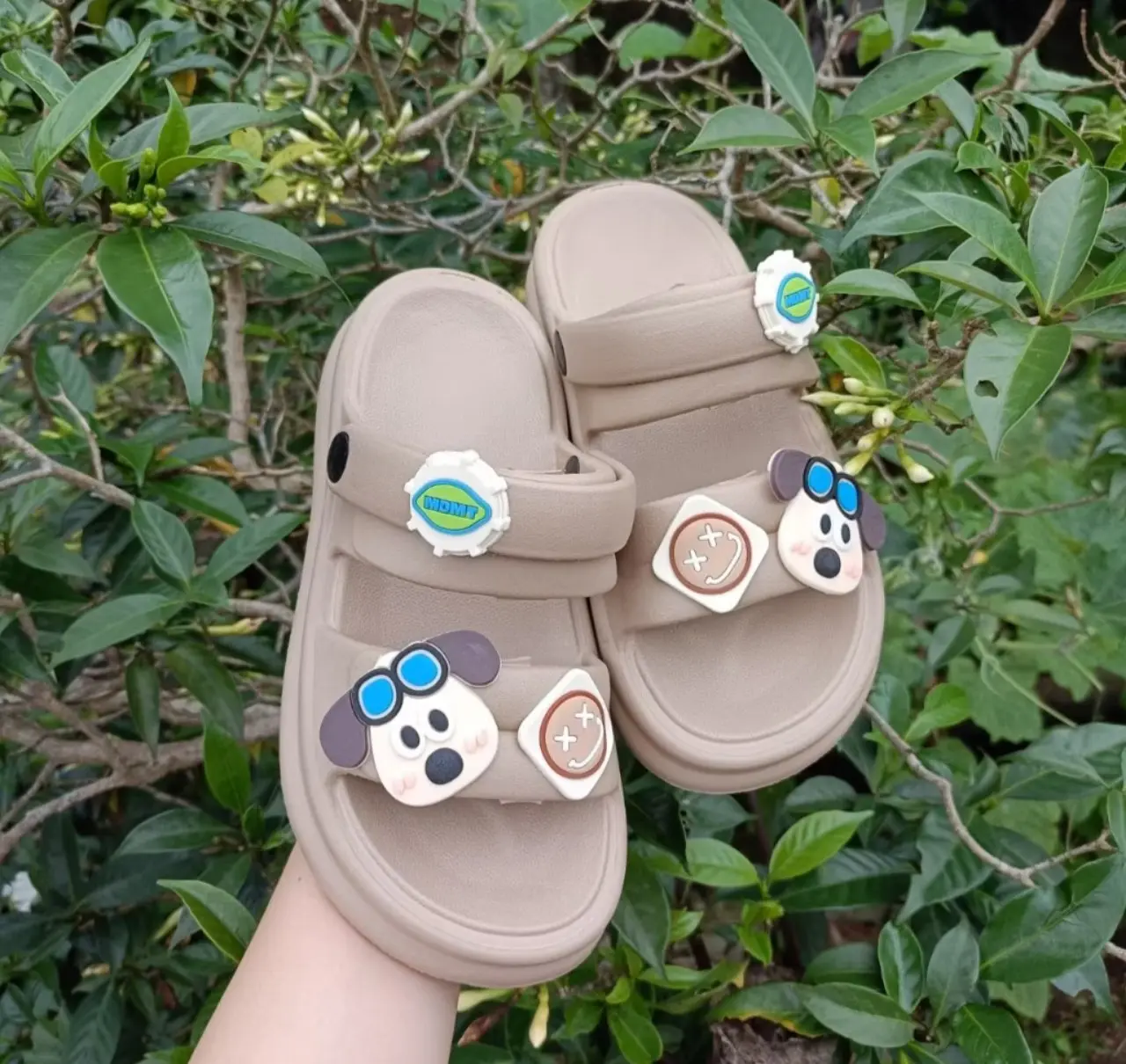 ( Tặng 01 Đôi Tất ) Dép sandal nữ có gắn sticker Đế cao 4cm