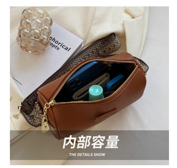 Product Introduction of This Year's Popular Small Bag for Women Autumn and Winter Wild New Fashion Wide Strap Crossbody Bag Internet Hot Pillow Bag 6