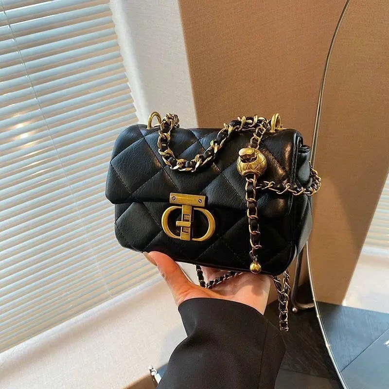 Túi Xách Đeo Chéo Da Mềm Trần Chám Size 18