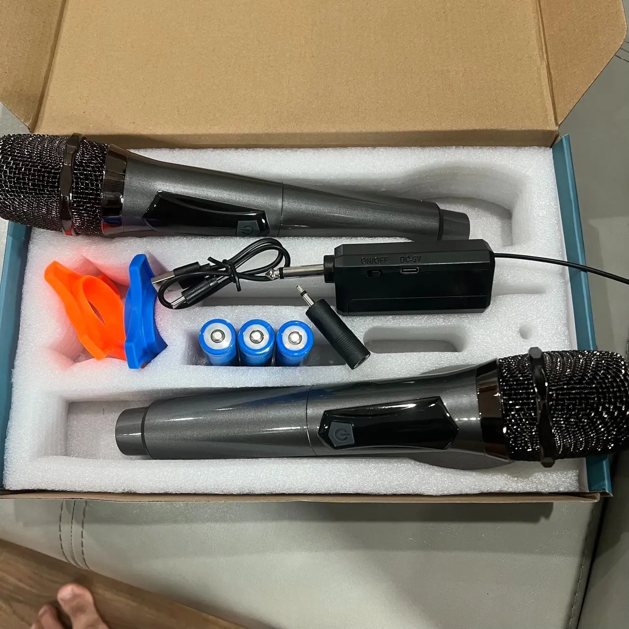 Full bộ 2micro Karaoke không dây , jack 6,5 và 3,5v . Chống hú , chống âm , bắt sóng xa