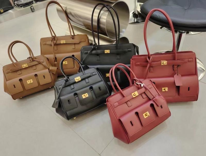 Product Introduction of 2025 New Roden Lock Tote Bag Large Capacity Neutral Motorcycle Wings Style Bag Leather Shoulder Bag Tote Bag 0