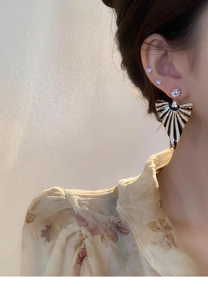 Product Introduction of 2025 New Luxurious Goddess! European and American Style Fashionable Personality Light Luxury Color-Block Earrings Retro Niche Design High-End Earrings for Women 3