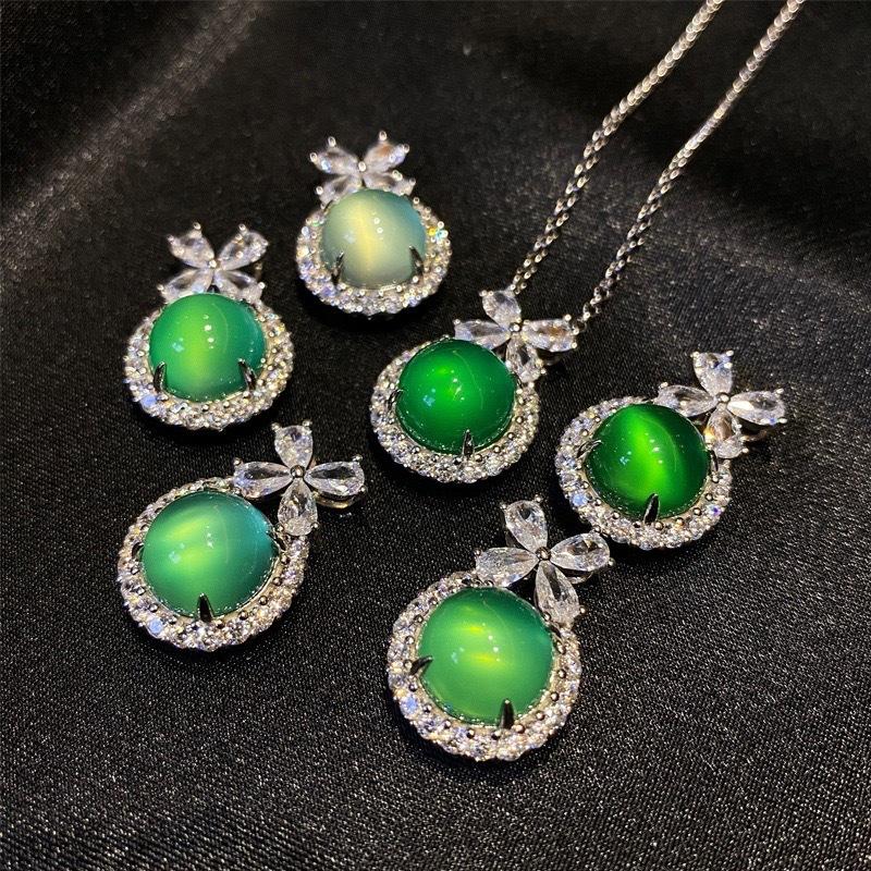 Product Introduction of Natural Gemstone Ice Chalcedony Pendant for Women, Jadeite Necklace Pendant, Escaping Princess Chalcedony Inlaid Green Agate Pendant 9