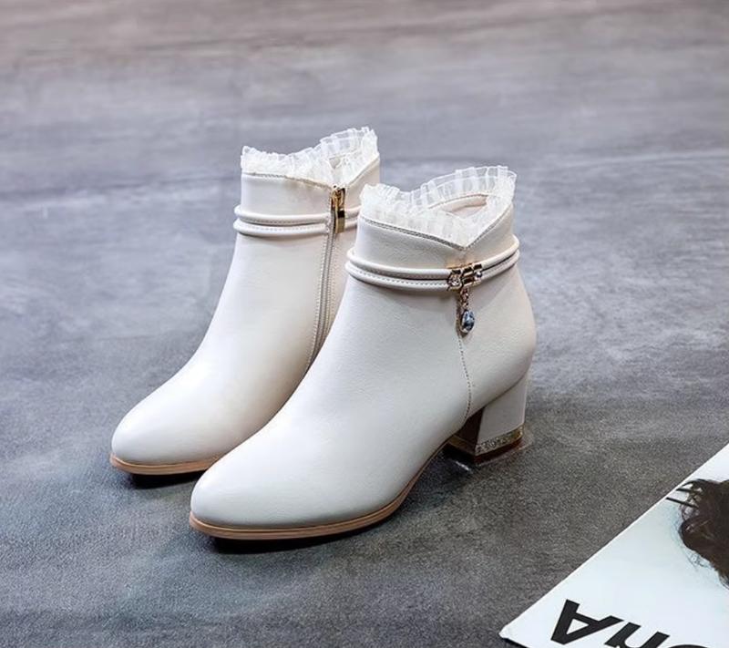 Giày Da Bốt Nữ Chống Nước Cổ Ren Hoa mũi nhọn tròn đế vuông cao 3cm Boot Cổ Cao