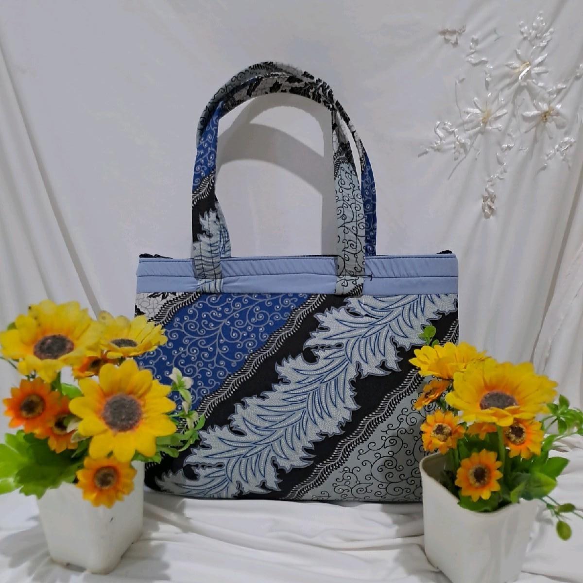Tas Tote Bag Batik Anti Air Kanvas Bunga Totebag Wanita Motif Batik Ukuran 30x25 cm Waterproof Cewek Terbuat dari Kain Batik dan Spons Berkualitas Tas Tote Bag Batik Anti Air Kanvas Bunga Totebag Wanita Motif Batik Ukuran 30x25 cm Waterproof Cewek Terbuat dari Kain Batik dan Spons Berkualitas