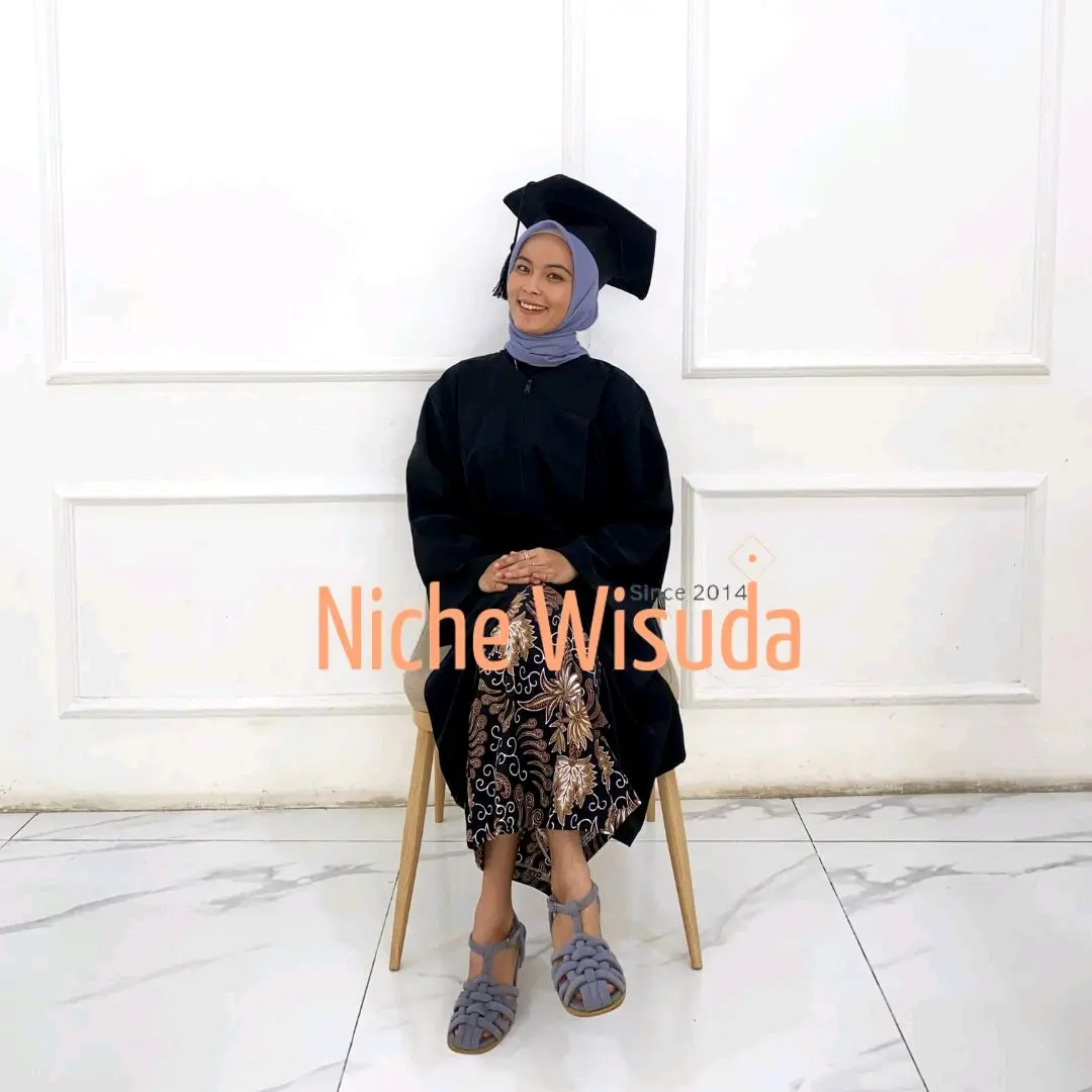 Topi dan Jubah Wisuda Dewasa