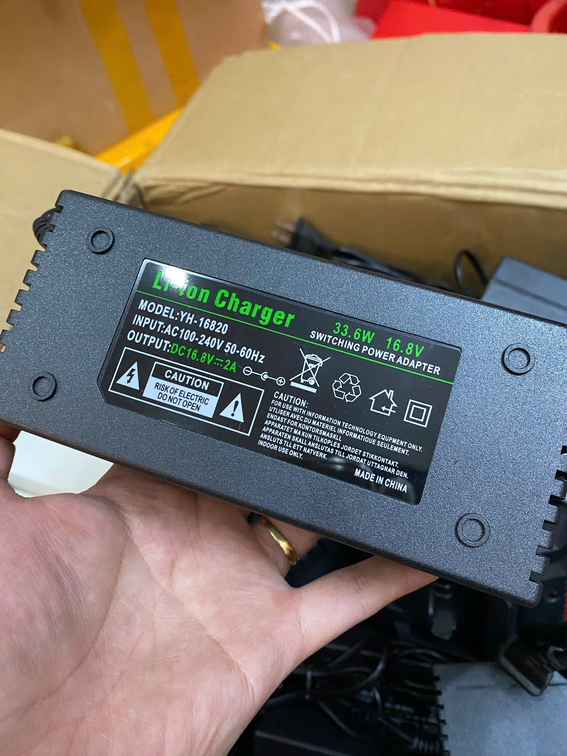 Sạc 4S 16.8V 2A dây nguồn, có quạt tản nhiệt  sạc 14.4V - 16.8V có đèn báo đầy