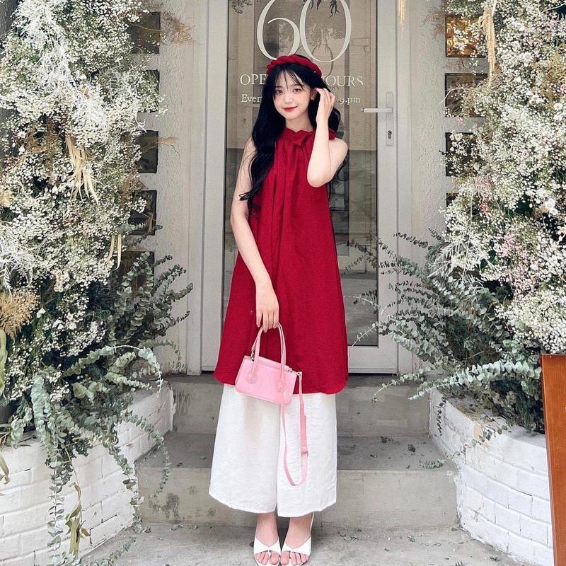 Áo Dài Yếm Đỏ, Áo Dài cách tân, Áo cổ yếm dáng dài mix quần suông ống rộng kèm mấn đội đầu cho các nàng du xuân vừa xinh xắn vừa sang trọng. Nữ Women vaytet aodai