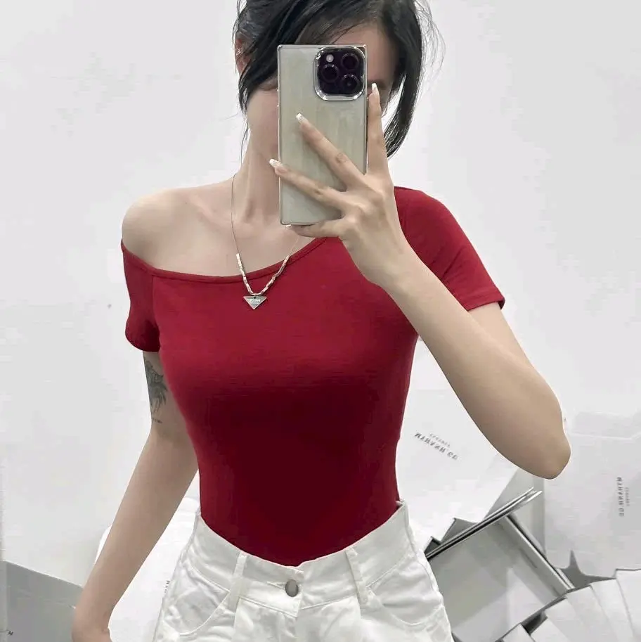 Áo thun lệch vai form ôm body