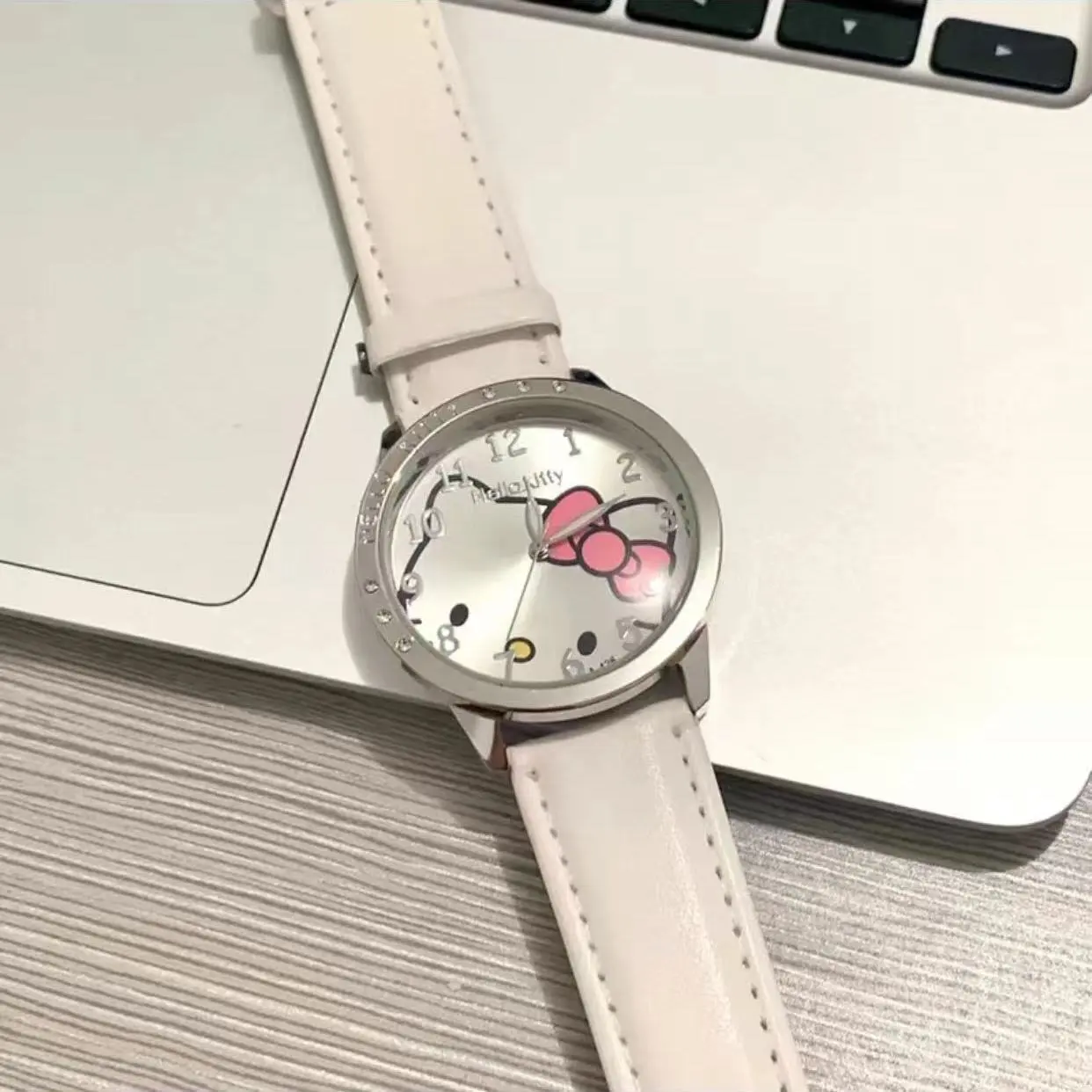 Đồng Hồ Hoạt Hình Kitty, Màu Trắng Tinh Khiết, Thiết Kế Đơn Giản, Cao Cấp, Độc Đáo, Thích Hợp Cho Các Cô Gái Trẻ, Bạn Gái, Phong Cách Nữ Sinh Mềm Mại, Thích Hợp Cho Khuôn Viên trường, Dễ Thương Và Gợi Cảm, Lý Tưởng Làm Quà Tặng
