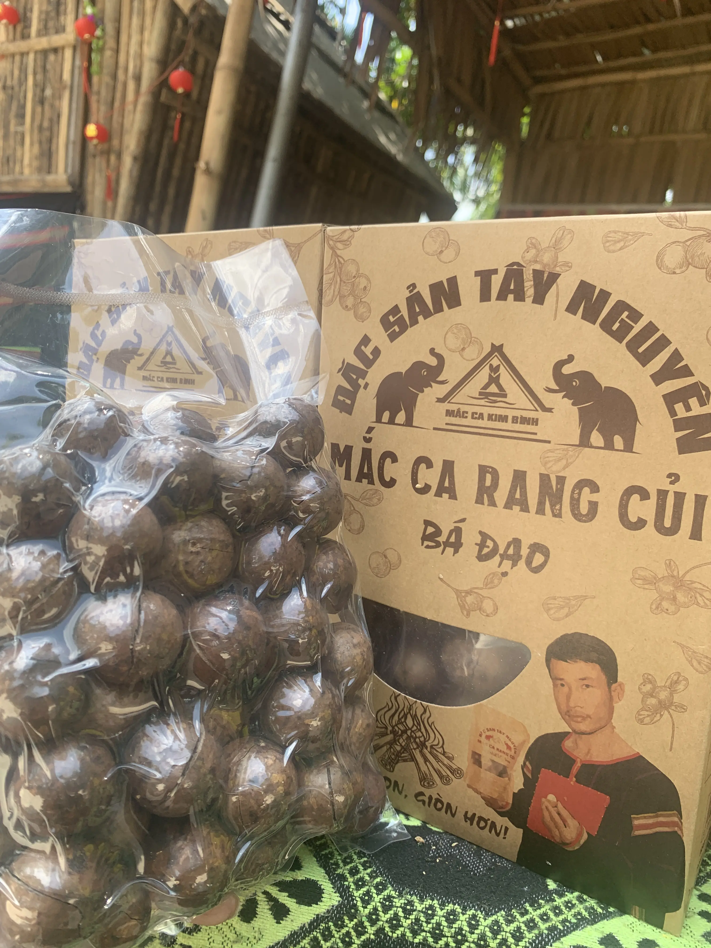 Macca rang củi bằng chảo gang
