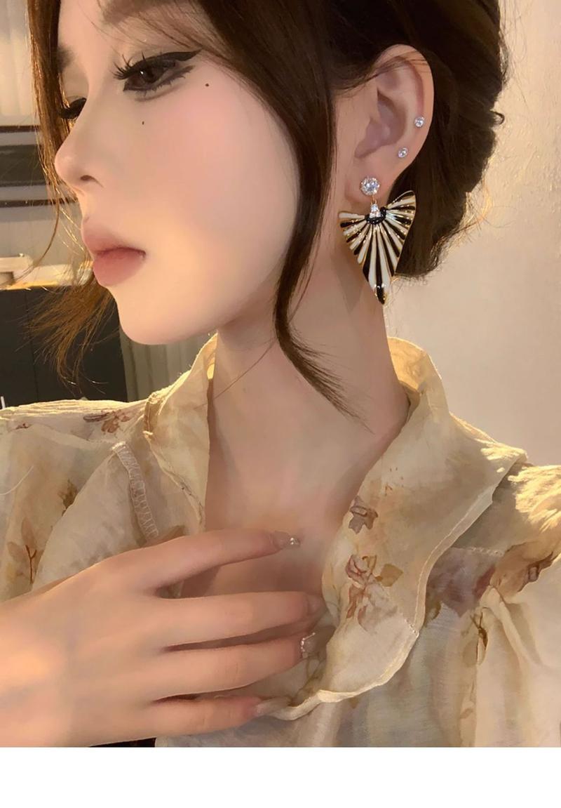Product Introduction of 2025 New Luxurious Goddess! European and American Style Fashionable Personality Light Luxury Color-Block Earrings Retro Niche Design High-End Earrings for Women 6