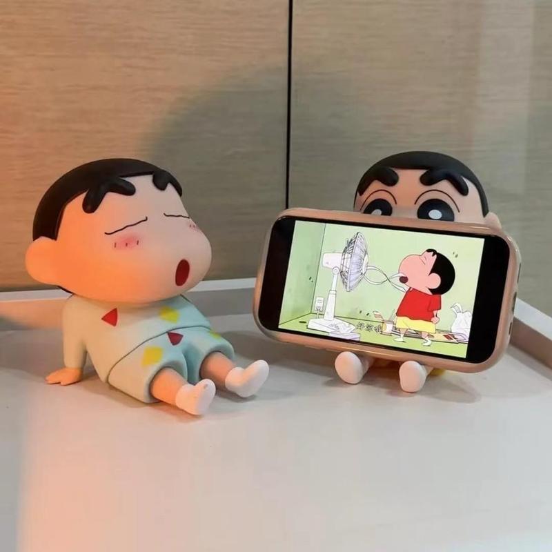 Product Introduction of Dudukan Ponsel Krayon Shin-chan Dekorasi Desktop Boneka Anime Tempat Telepon anime Jepang Figure Crayon Shinchan Phone Holder 17