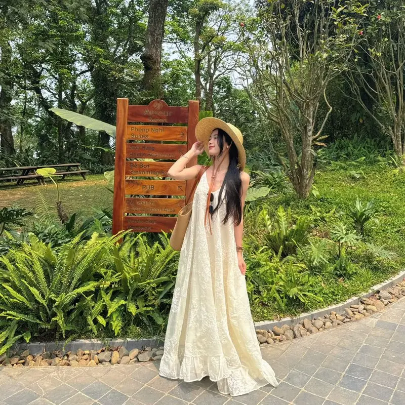 Hani dress- Đầm hai dây tơ mềm thêu nổi tiểu thư sang chảnh đi biển