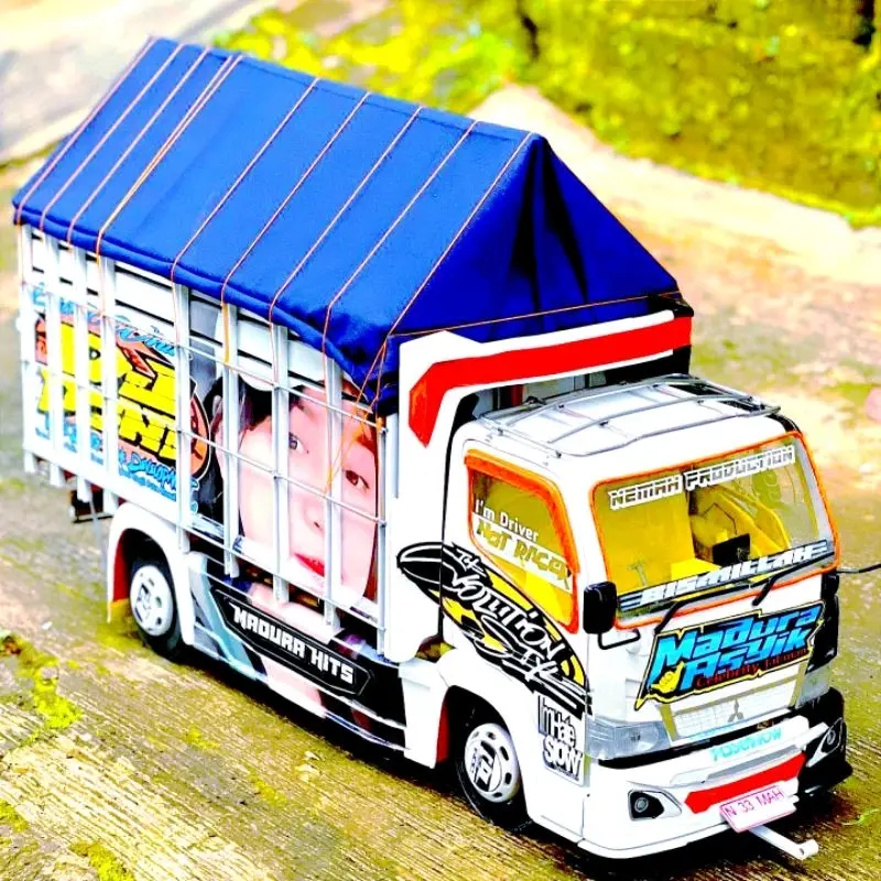Promo miniatur truck oleng full variasi lampu dan terpal 2