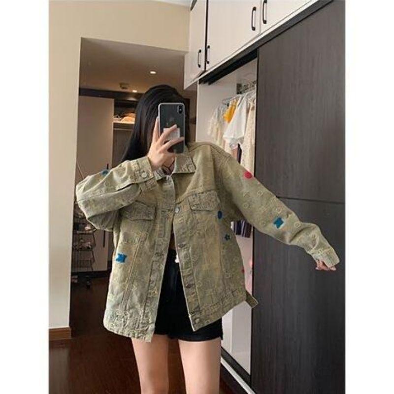 Product Introduction of Áo Khoác Denim Giặt, Phong Cách Đường Phố Mỹ, Denim Bùn Vàng, Dành Cho Nữ, Cổ Điển Và Làm Cũ, Vibe Dáng Rộng Rãi, Thương Hiệu Thời Trang Áo Khoác Cổ Polo, Áo Khoác Denim 4