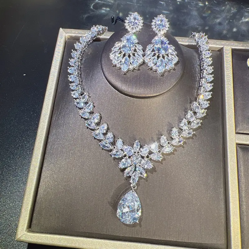 High-End Heavy Industry Explosion Flash Online Red Live Hot Sale New Product Simulation Moissanite Luxury Pendant Necklace Female Earrings Suit