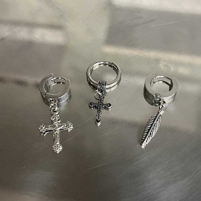 Khuyên tai tròn charm cross